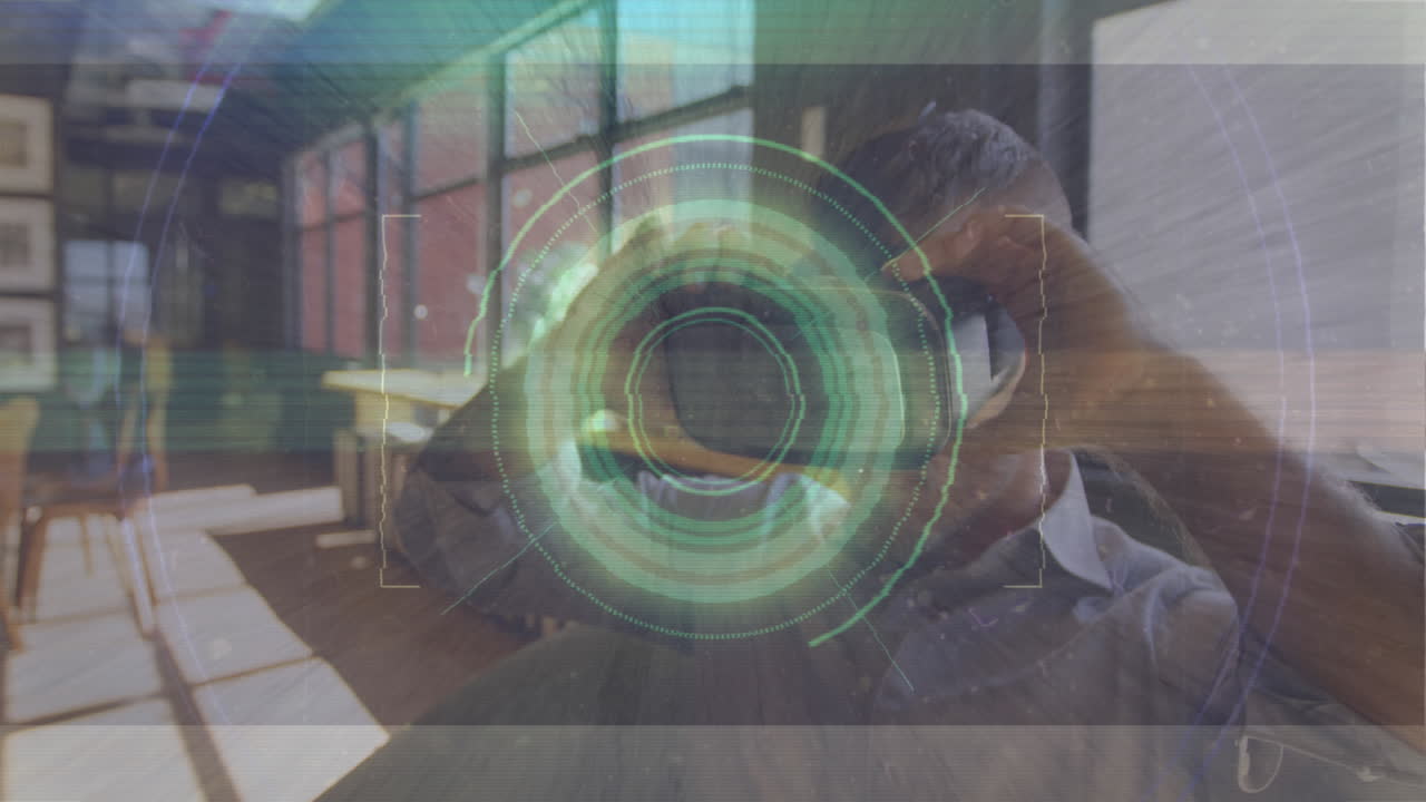 animación del escaneo del alcance con glitch y hombre usando auriculares vr