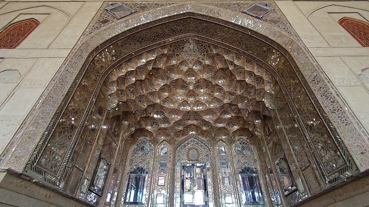 Intricati intarsi a specchio e dettagli architettonici in un palazzo persiano