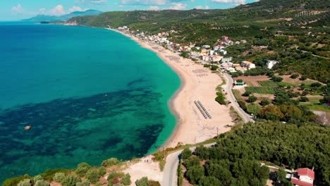 drones vuelan sobre una hermosa playa en grecia