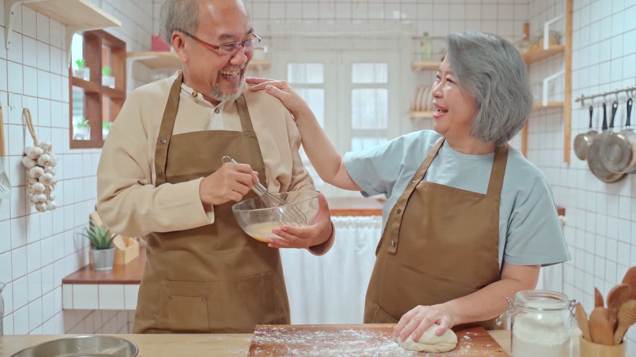 행복 한 고령 부부 가 함께 베이킹 하고 있다