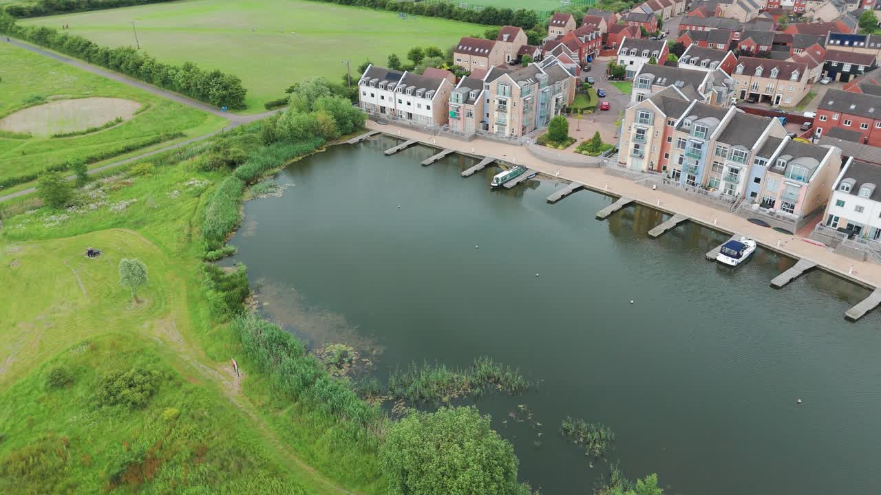 Vista dall'alto di un lago con yacht ormeggiati e appartamenti di lusso a Eastbourne, Inghilterra, durante il giorno.