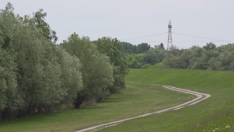 Camino-De-Tierra-Cerca-Del-Embarcadero-Del-Río