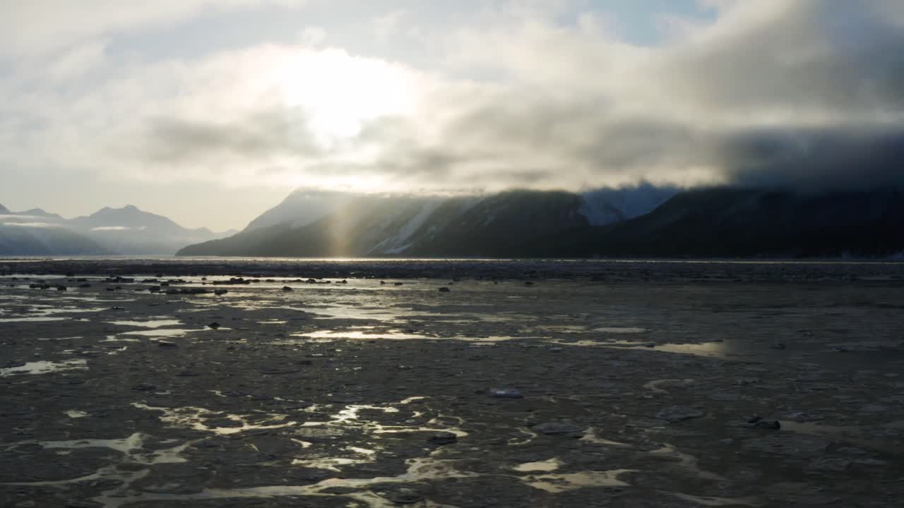 큰 산이 있는 북아메리카의 얼음물, 공중의 극적인 풍경