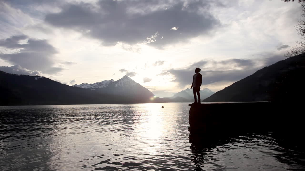 와이세나우 자연 보호구역 에서 웅장 한 일몰 을 상 하는 사람 의 실루