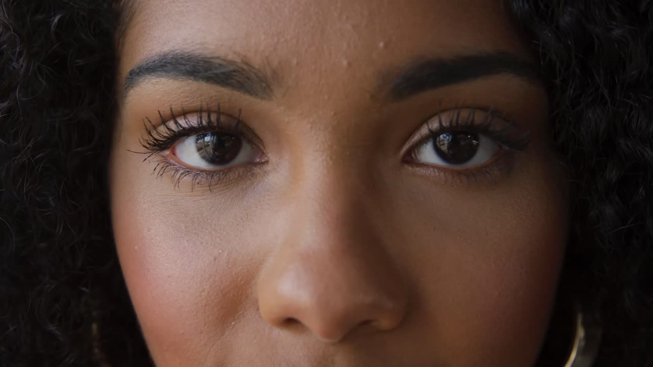 mujer joven que trabaja en una oficina creativa