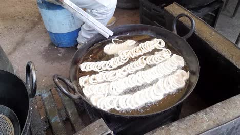 贾勒比 (jalebi) 是印度著名的甜品