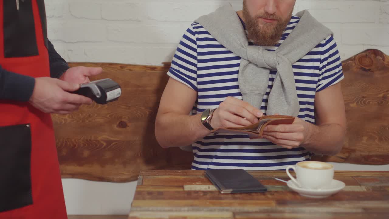 cliente pagando por el café en una cafetería