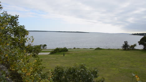 Weite-Sicht-Auf-Rocky-Point-Park-Mit-Grüner-Wiese-Und-Meer-An-Einem-Bewölkten-Tag