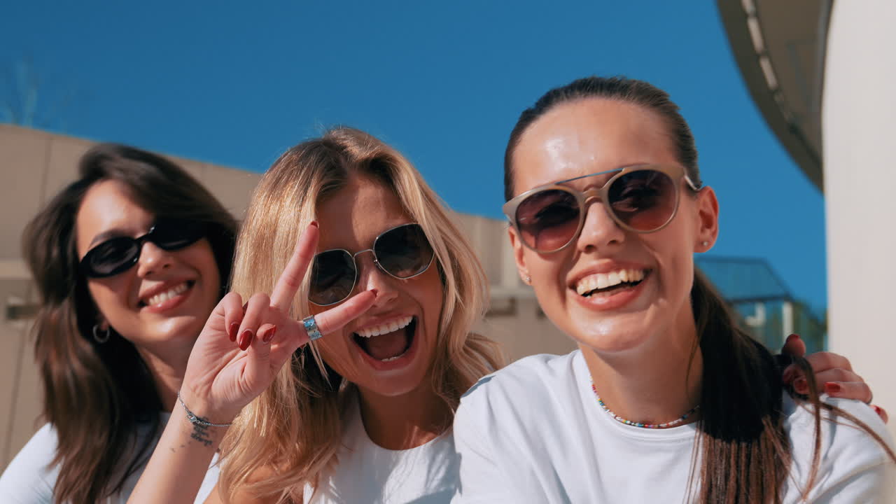 3명의 행복한 여성들이 야외에서