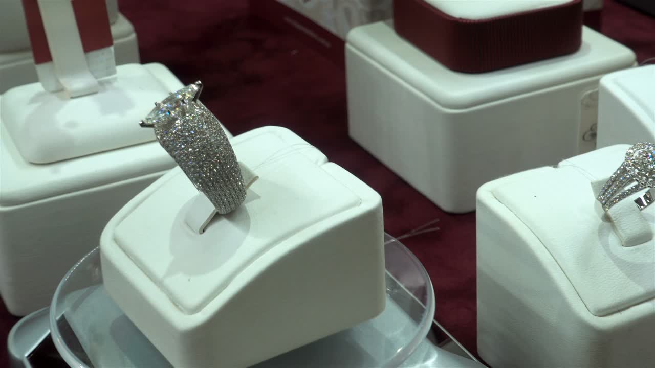 다이아몬드 반지는 4k로 회전합니다.