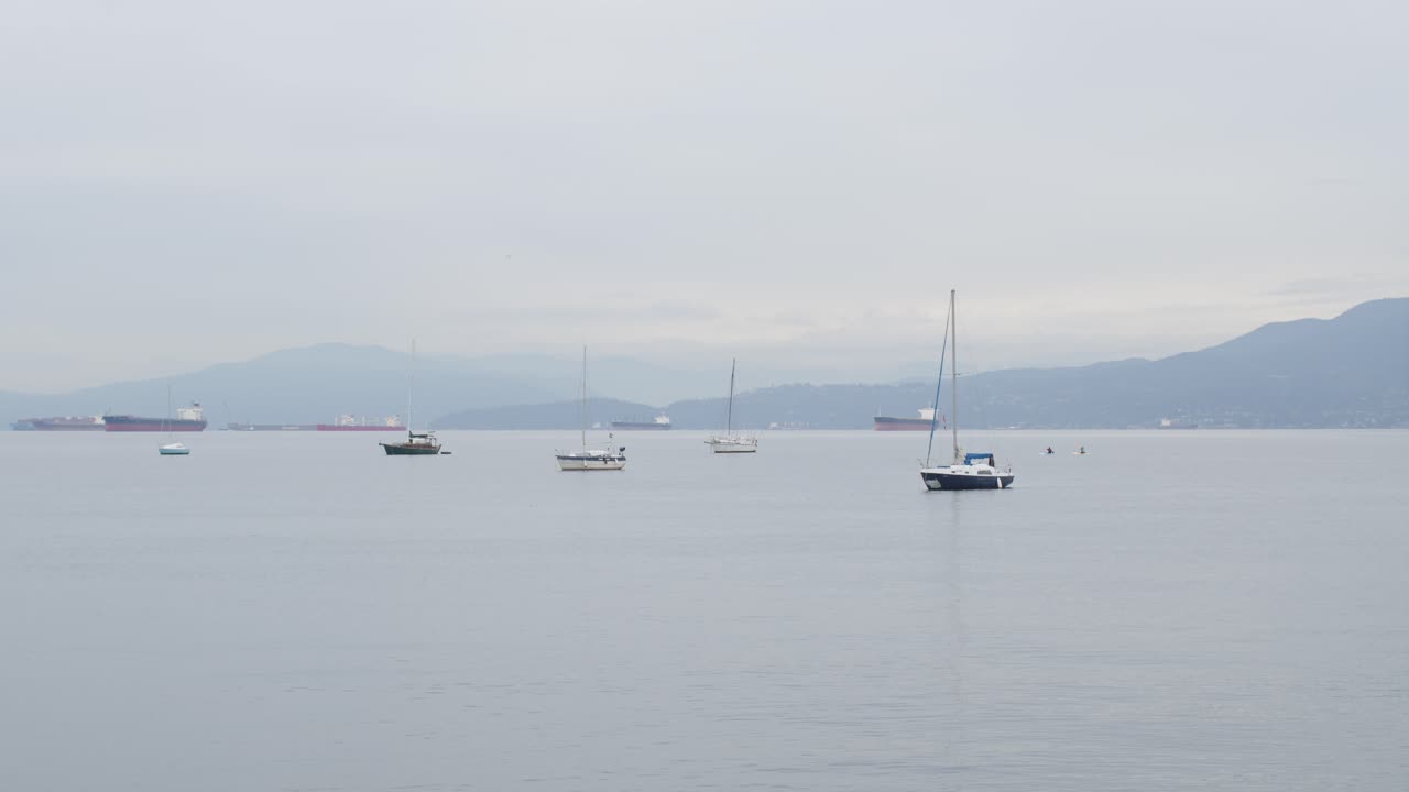 밴쿠버 바다 입구의 항해 보트와 유조선 - timelapse