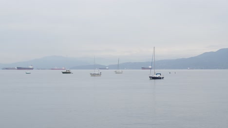 Barcos-De-Vela-Y-Petroleros-En-La-Entrada-Del-Mar-De-Vancouver---Timelapse