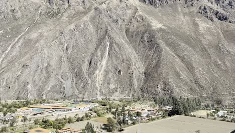 Ollantaytambo,-Majestuoso-Paisaje-Montañoso-Bajo-Un-Cielo-Azul-Claro,-Terrazas,-Vegetación-Y-Belleza-Rural.