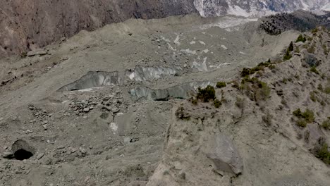 terreno montañoso escarpado en el campo de cricket de pissan en el valle de nagar, pakistán