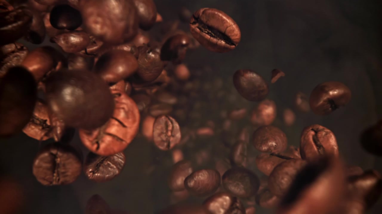 Chicchi di caffè tostati che cadono al rallentatore su sfondo scuro