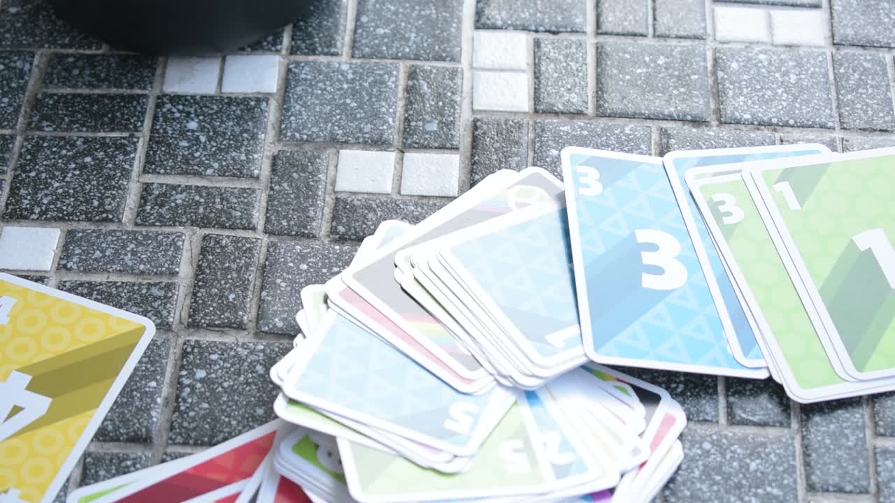 cartas que se colocan fuera del juego llamado empujar