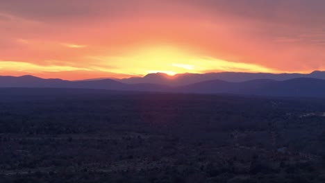 Hermosa-Y-Pintoresca-Puesta-De-Sol-Sobre-Un-Horizonte-Montañoso-Con-Terreno-Salvaje