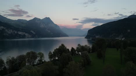 Eine-Luftaufnahme-Des-Walensees-Mit-Dem-Wunderschönen-Rosa-blauen-Himmel,-Der-Sich-Im-Ruhigen-Wasser-Spiegelt