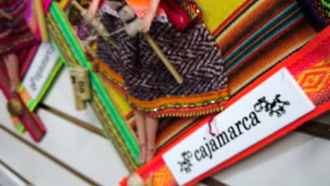 muñecas peruanas coloridas para la venta en un mercado en cajamarca, perú