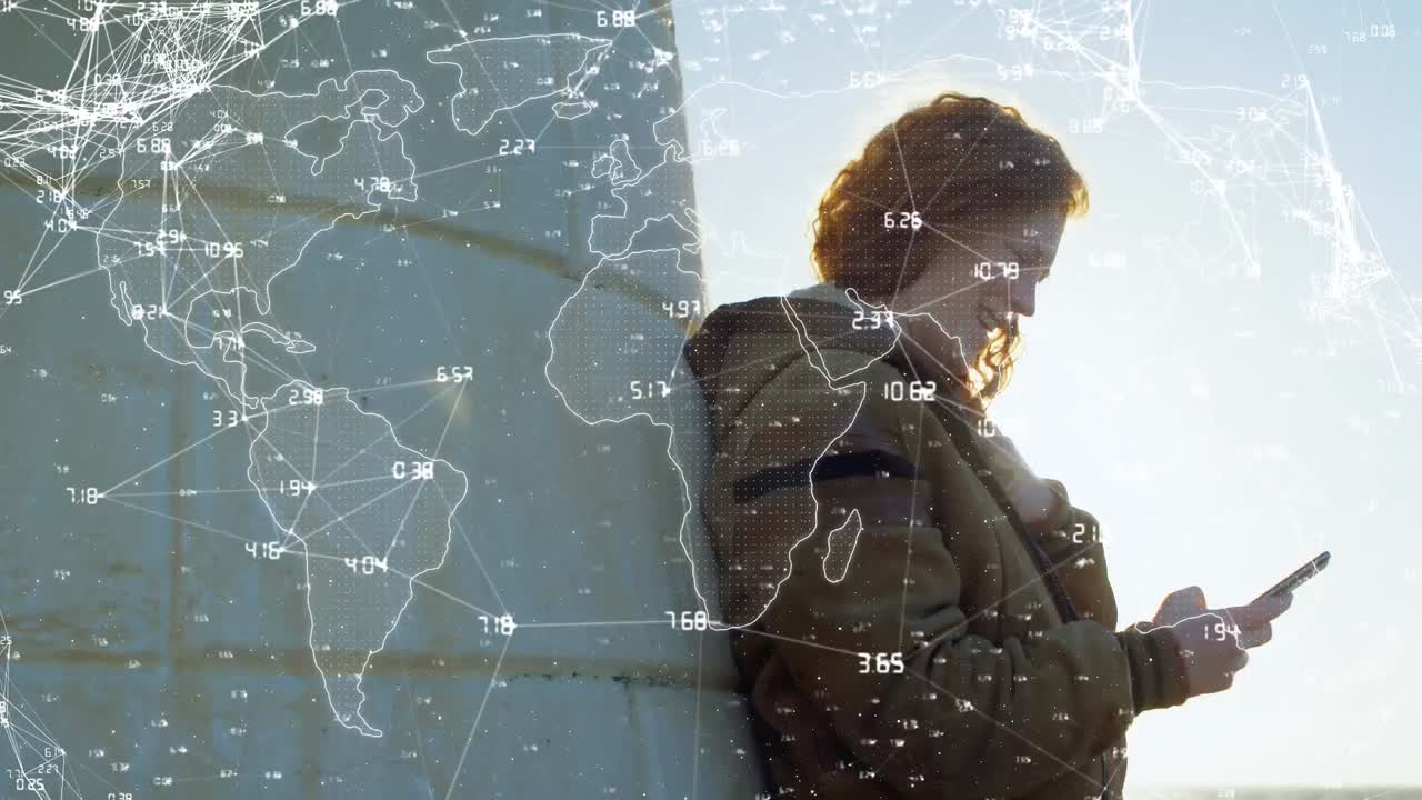 обработка данных по карте мира против улыбающейся белой женщины, использующей смартфон