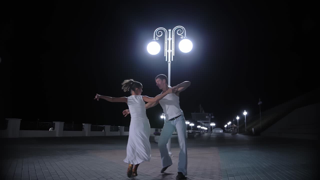 pareja bailando por la noche