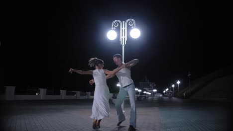 pareja bailando por la noche