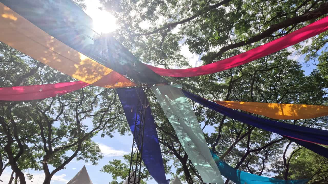 활기찬 직물들이 빛으로 가득 찬 숲에서 부드럽게 흔들립니다.