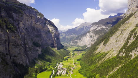 Lufthyperlapse-über-Grünem-Tal-Zwischen-Wunderschönen-Bergen