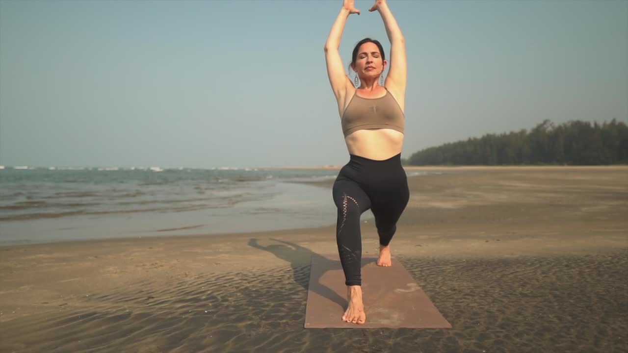 yoga en la playa sol saludo asana pose por mujer caucásica, estilo de vida saludable estiramiento