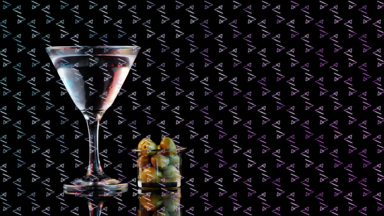 animación de formas sobre una bebida con aceitunas sobre fondo negro