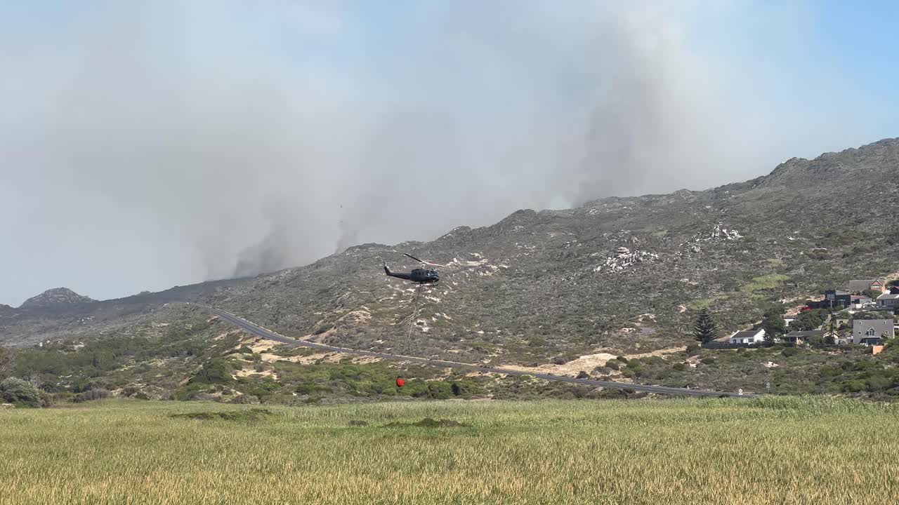helicópteros de bomberos recogiendo agua