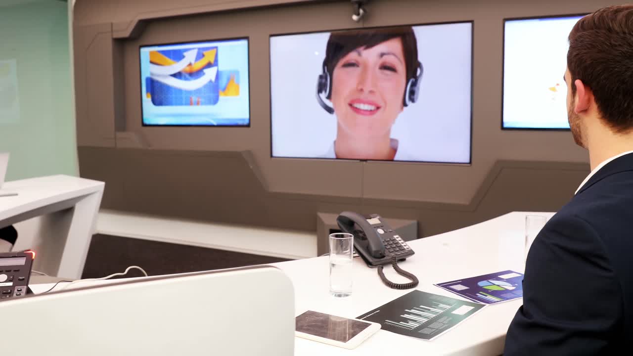 남성과 여성 임원들이 4k 비디오 통화를 하고 있습니다.