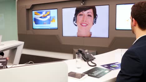 ejecutivos masculinos y femeninos haciendo videollamadas 4k