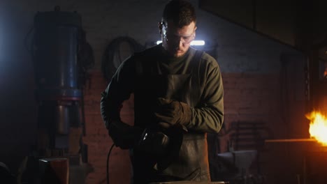 trabajador metalúrgico en acción