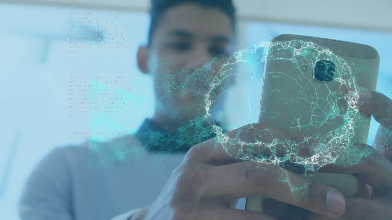 animación del procesamiento de datos y el cerebro humano girando sobre un empresario biracial que usa un teléfono inteligente