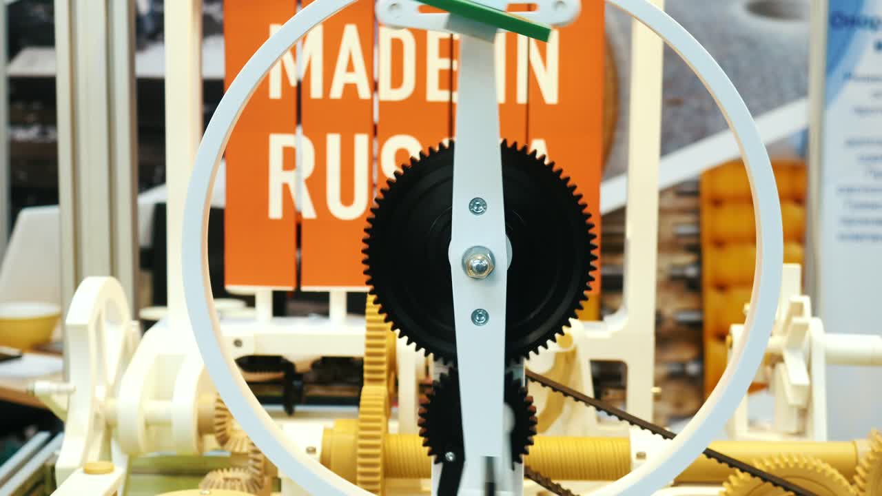 exhibición mecánica de engranajes y mecanismos hechos en rusia