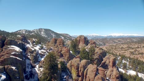 vista de drones orbitando alrededor de rocas de aguja en las montañas de colorado