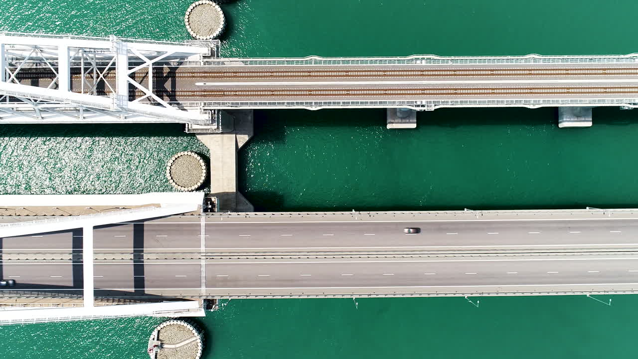 vista aérea de un puente elevador que cruza un cuerpo de agua