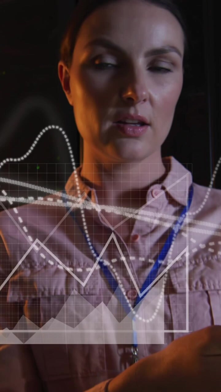 Animazione di elaborazione dati e grafici su una donna e un uomo che lavorano al laptop