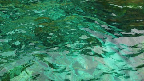 el océano de agua limpia de primer plano en cámara lenta 4k