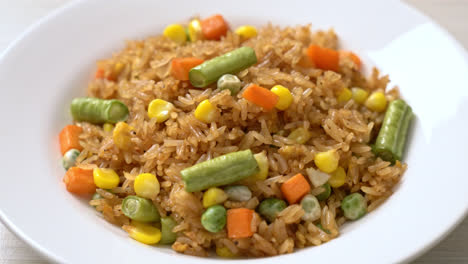 Arroz-Frito-Con-Guisantes,-Zanahoria-Y-Maíz---Estilo-De-Comida-Vegetariana-Y-Saludable