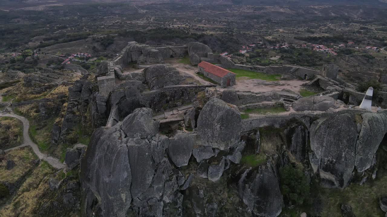 ruinas del castillo de monsanto al amanecer, portugal