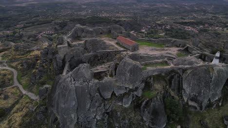 Ruinas-Del-Castillo-De-Monsanto-Al-Amanecer,-Portugal