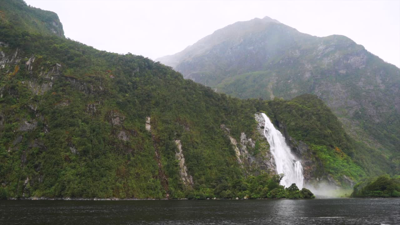 Milford Sound, Lady Bowen Falls, Piopiotahi Ata Whenua. Milford Sound, Sydalperne, Sydøen. Fjord i Fiordland National Park. Bådtur i New Zealand, Aotearoa. Landskab ved Freshwater Basin en forårsmorgen.