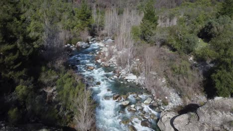 paseo en un río cristalino en las montañas