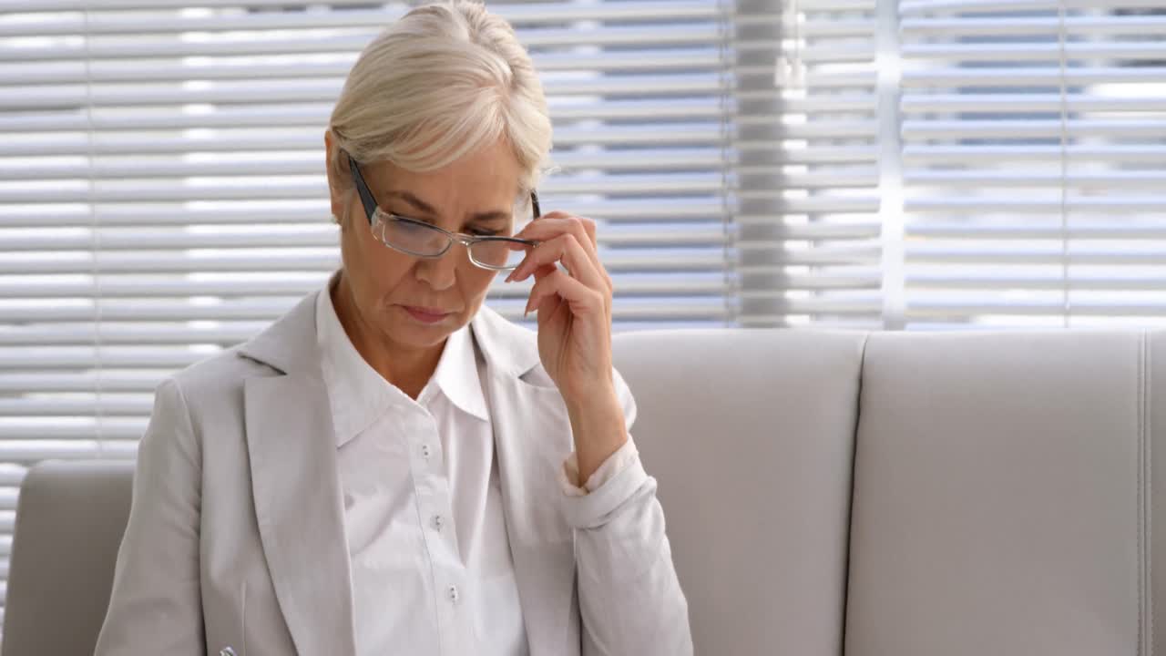 retrato de un psicólogo tomando notas