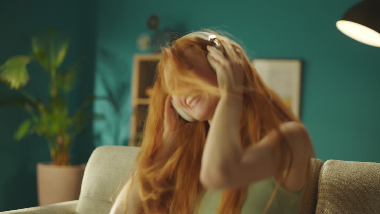 헤드을 착용한 여자가 노래를 듣고 있습니다.