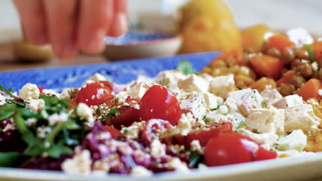 sazonar una colorida ensalada de verduras mixtas con semillas de sésamo