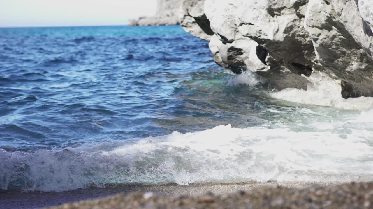 바위 가 있는 해안선 에 부 ⁇ 히는 파도