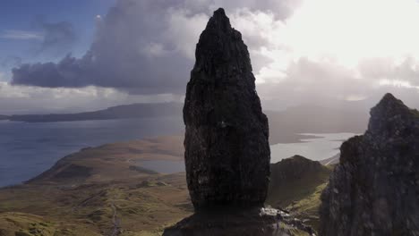 Sobrevuelo-Aéreo-De-Drones-Del-Anciano-De-Storr-Hacia-Nubes-De-Tormenta-En-Skye,-Escocia,-Otoño